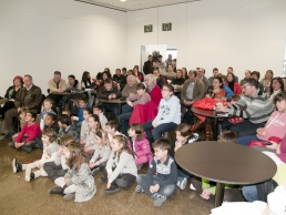 Un centenar de persones visiten el Centre d’Informació en la primera jornada familiar de portes obertes
